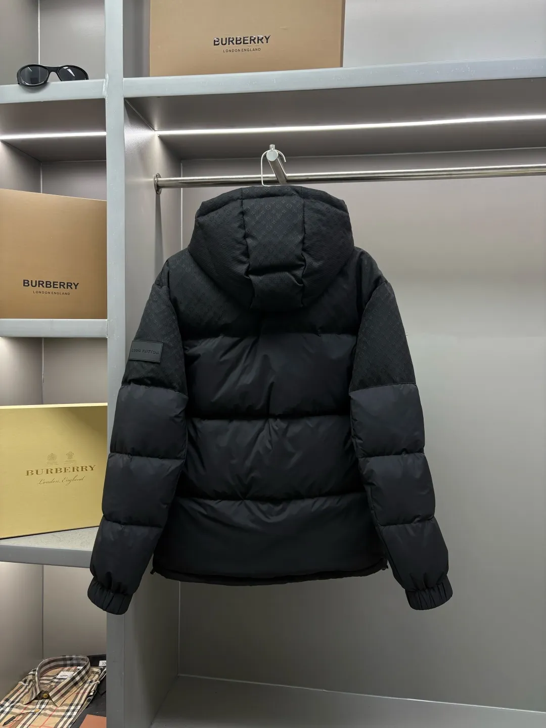 🅿️1500 counter version Louis Vuitton LV spliced ​​MONOGRAM new three-dimensional jacquard hooded down jacket (hooded removable/variable stand-up collar jacket) 95 white goose down filling, you can feel the fullness by yourself, super super light, super super fluffy, one piece is enough to easily survive the cold winter. It is not the velvet and heavy version on the market.  Louis Vuitton patchwork quilted down jacket: when luxury genes hit the "light warmth" in winter. On the border between low-key and flamboyant, LV's down jacket combines "luxury texture" and "hard needs in winter" into an exclusive style.   ✅Design: Splicing aesthetics, high-end recognition that cannot be hidden - the main body is made of classic black quilted fabric, superimposed with a partially embossed texture, and the matte texture reveals low-key luxury; the contrast stitching on the sleeves + side logo plate quietly reveal the LV brand genes, simple but with a "noble" recognition. - Hood + zipper double-open design, the brim fits the shoulder and neck lines, which is not only suitable for the neatness of urban commuting, but also can cope with the casualness of the cold outdoors. Relaxation and sophistication are at the same time at the same time.   ✅Warmth: Lightweight velvet, resistant to cold without weighing down the body - Filled with high-fill down, the full velvet locks in warmth without feeling heavy and dragging on the upper body - even if you wear layered sweaters, the silhouette can still be kept light and neat, saying goodbye to the bloated "wrapped into a ball" in winter. - The outer layer of windproof fabric + tightened cuffs prevent cold wind from blowing away, but the warmth does not dissipate. From urban office buildings to walking on the street, the temperature and style are always online.   ✅Adaptation: One-piece clothing, covering all season styles. Paired with the same series of camouflage velvet pants, it is an eye-catching look for high-street fashionistas; paired with black trousers and a turtleneck, it instantly becomes low-key and refined for light business; even with denim overalls, you can still wear it with "effortless elegance" - LV's luxury is not to pile up symbols, but to make a down jacket become the "emboldenment" of your winter style. Use luxurious details to reconstruct the "warmth and style" of winter. Ultra-light, ripstop quilted nylon is filled with fine down, while lightweight recycled nylon is patterned in a subtle Monogram jacquard pattern.  Product Details: • Standard fit • Paneled Monogram jacquard • Zip front • Filling: White goose down • Front pockets with magnetic snaps • Elastic cuffs • Adjustable hem • 100% nylon • Do not wash • Do not bleach • Do not tumble dry • Do not iron • Professional dry cleaning • Gentle dry cleaning • Use mesh bag to dry clean inside out Size: M-XXXL